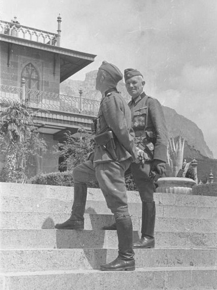 Німецькі офіцери із цікавістю розглядають Воронцовський палац в Алупці. Джерело: Федеральний архів Німеччини в Кобленці. Автор: Хорст Грунд.