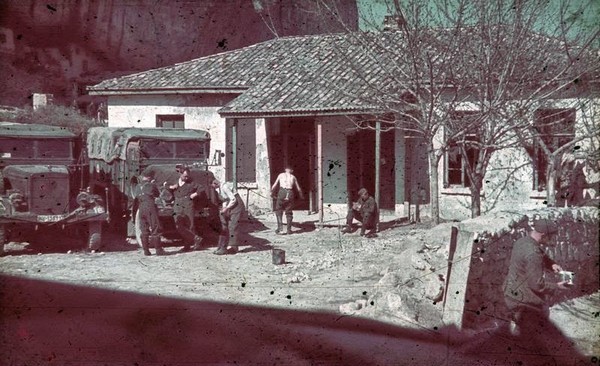 Невеличкий привал на гірській дорозі біля кримськотатарської садиби. Джерело: Федеральний архів Німеччини в Кобленці. Автор: Хорст Грунд