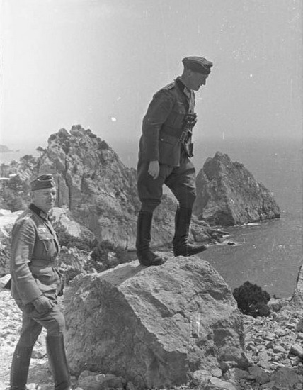 Під час перепочинку загарбники культурно відпочивають, відвідуючи Кримські гори.