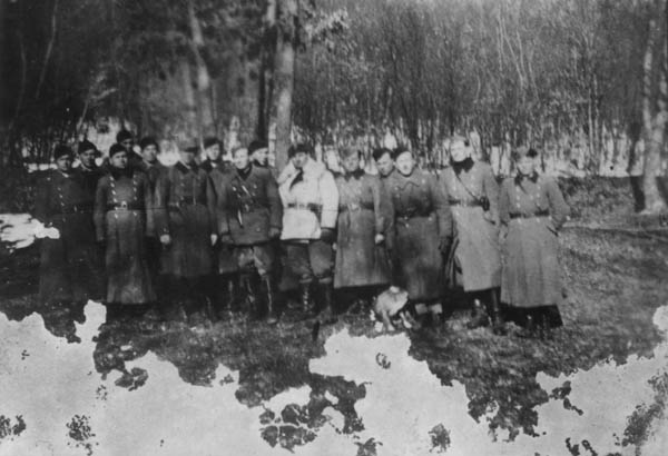 Командний склад сотні "Сіроманці". Посередині у білому напівшубку командир сотні Дмитро Карпенко – "Яструб"