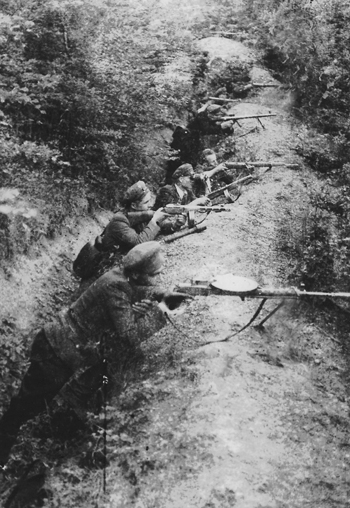  До бою готові! Повстанці на позиціях. Джерело: Архів ЦДВР