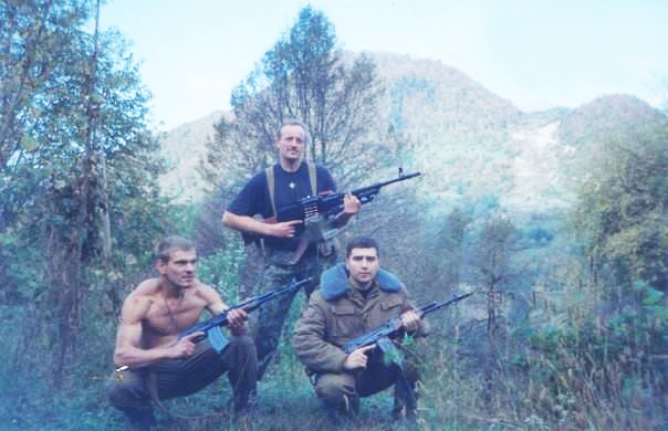 Бійці батальйону УНСО "Арго" у горах Грузії. Зліва- Андрій Миронюк на псевдо "Сет"